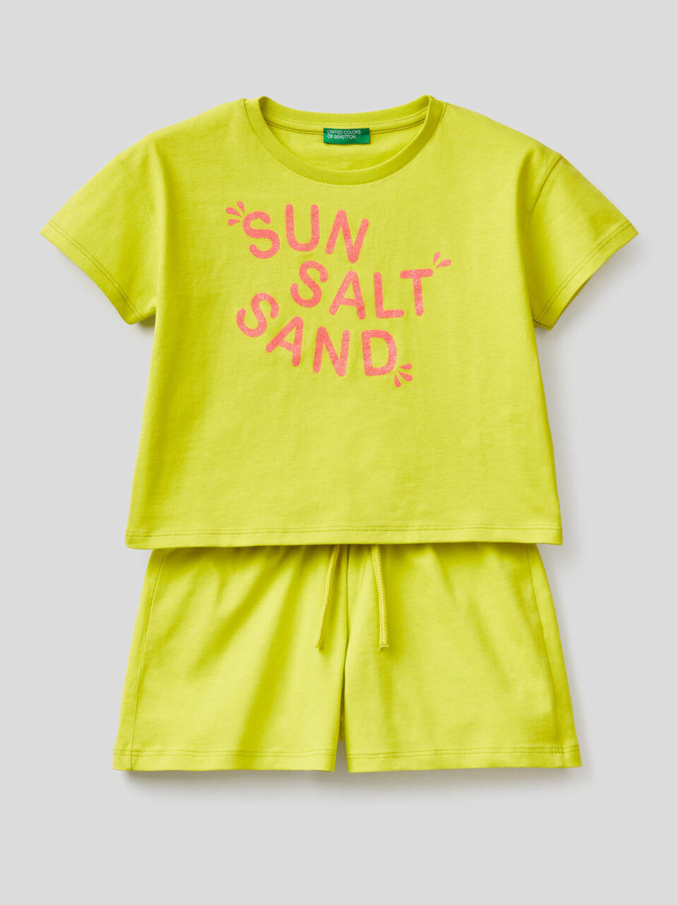 T-shirt and shorts set image number null