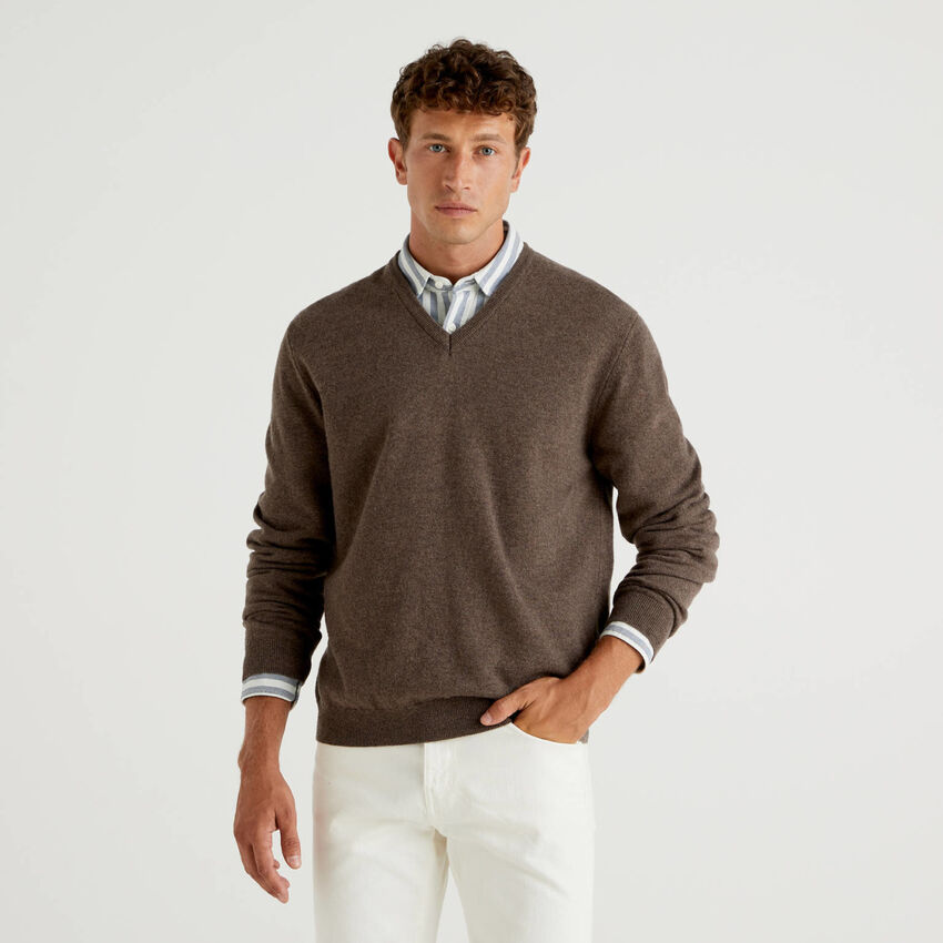 Brown V-neck sweater in pure Merino wool