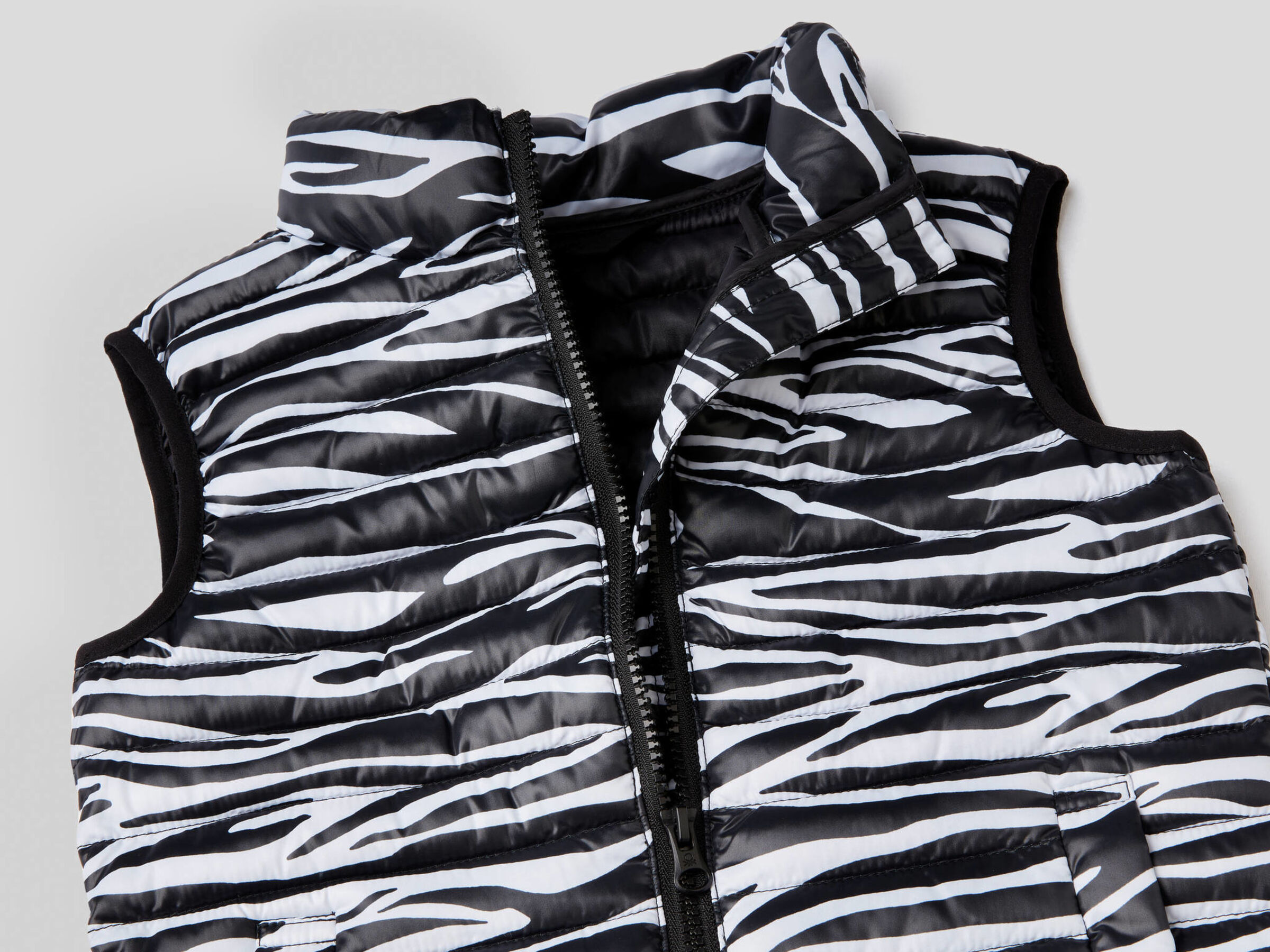 Sleeveless jacket with print image number null