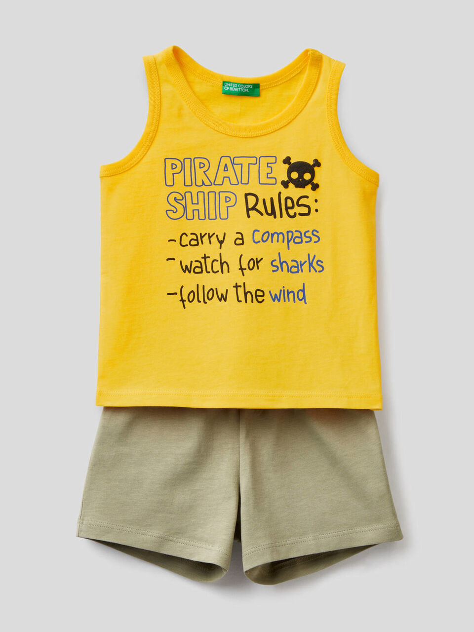 Tank top and shorts set image number null