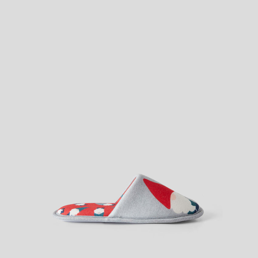 Fabric slippers with gnome print
