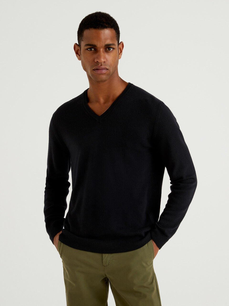 Men's v neck black jumper