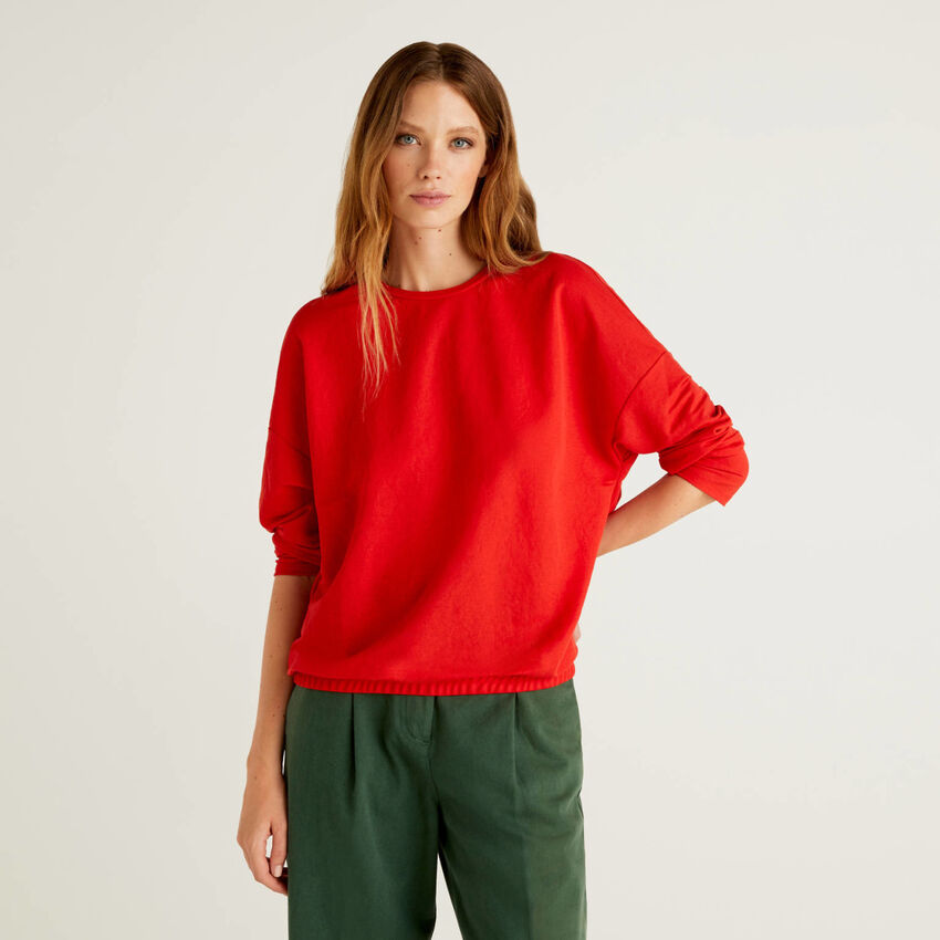 Solid color sweater with pleats on the back