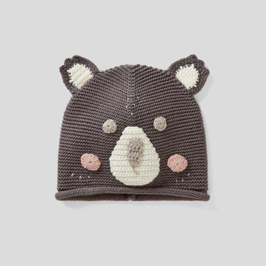 Tricot hat with applique
