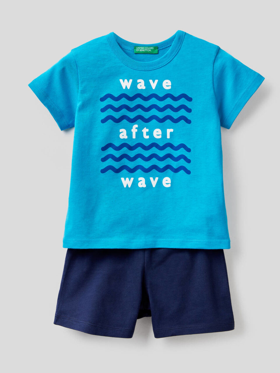 T-shirt and shorts set image number null