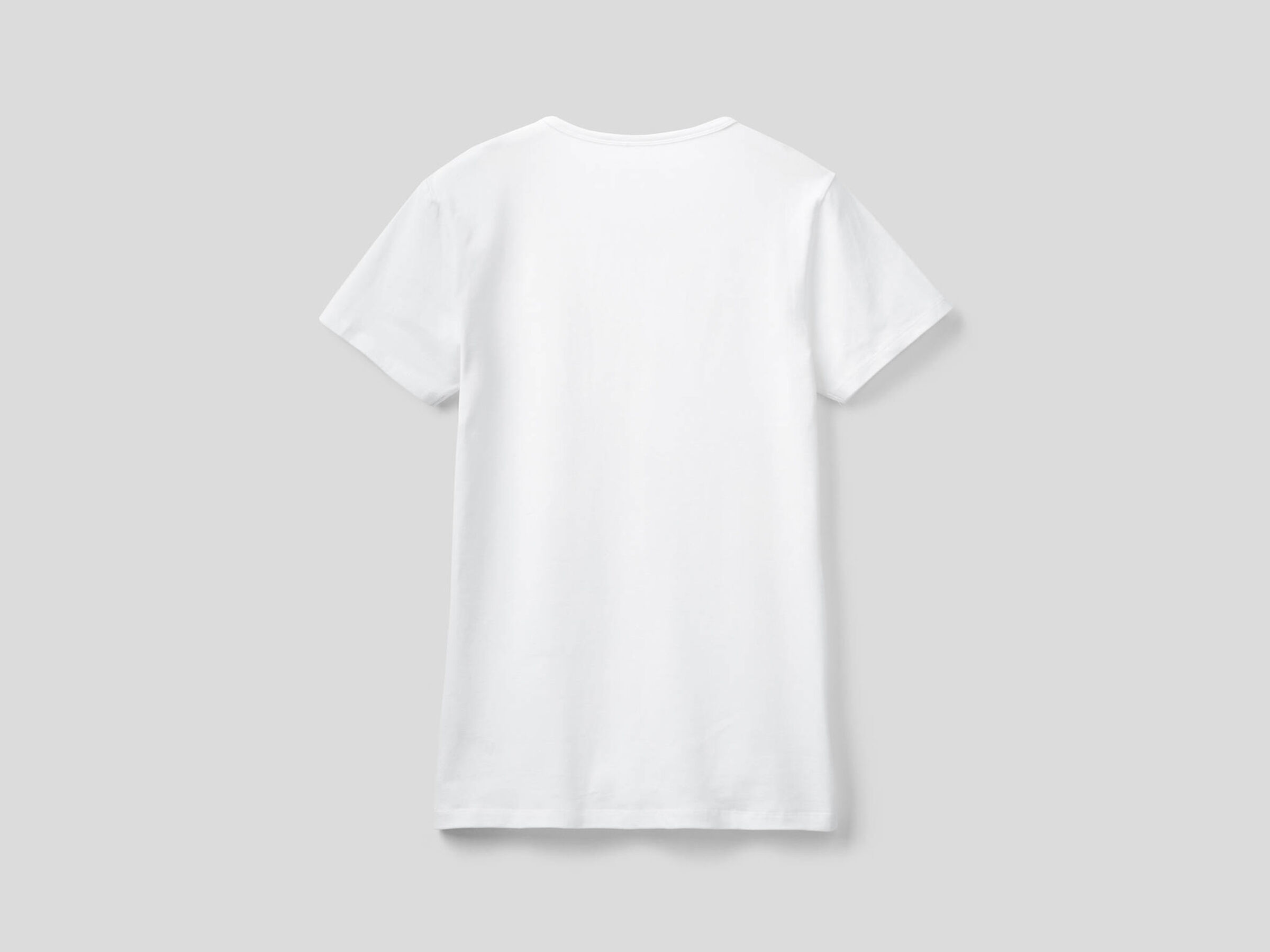 Basic t-shirt with V-neck image number null