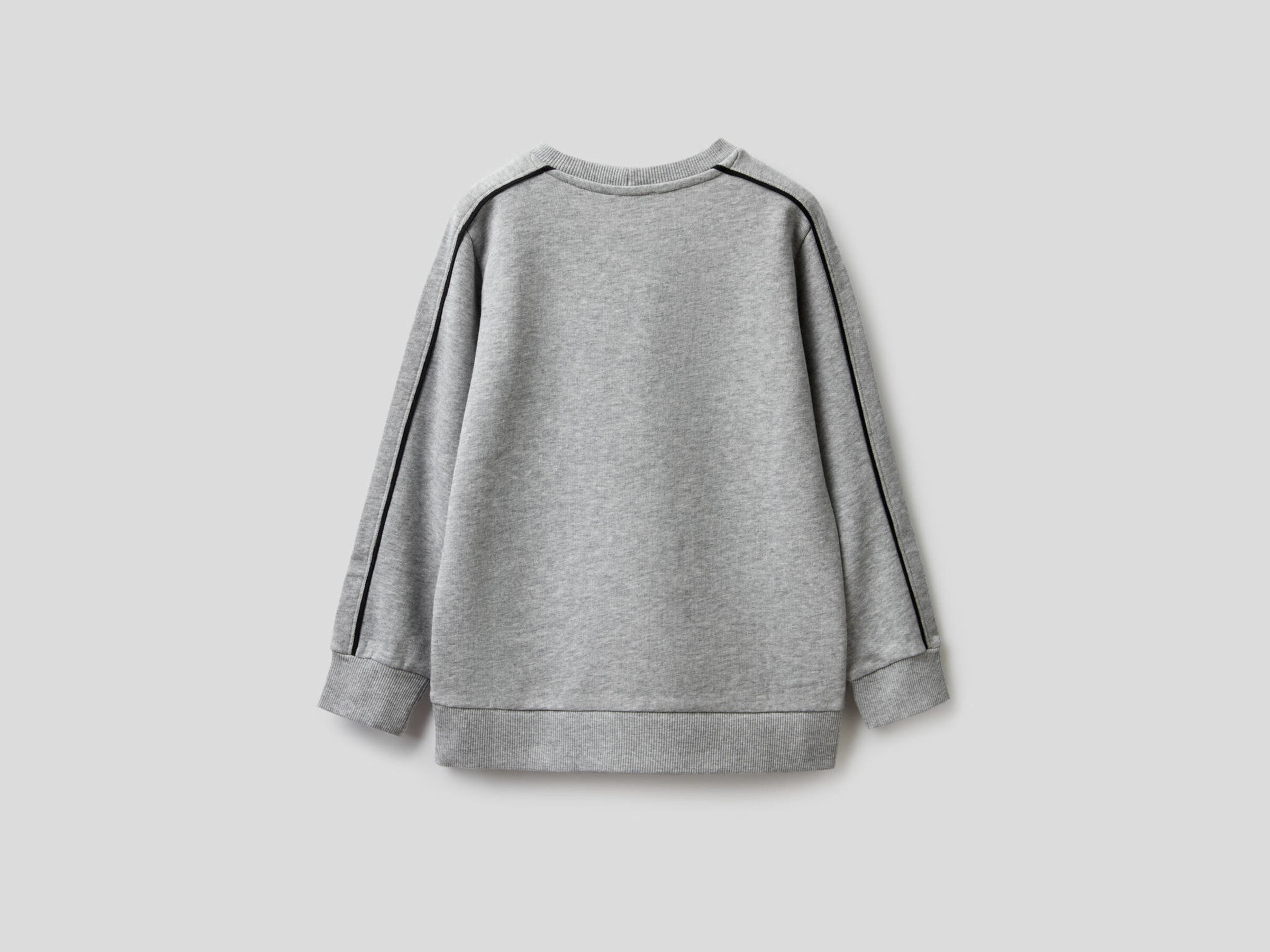 Cotton sweatshirt with front pocket. image number null