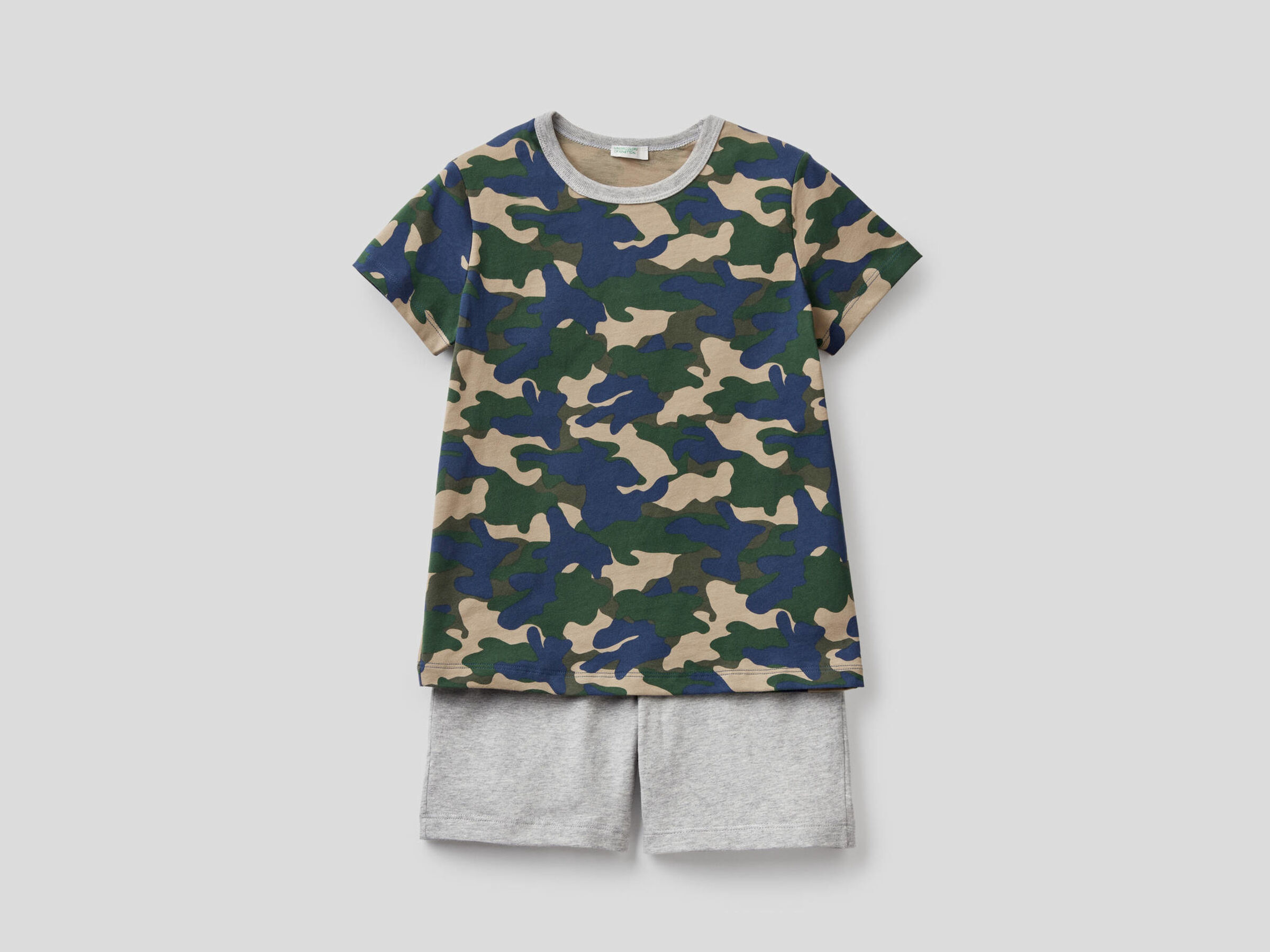 T-shirt and bermudas pyjamas image number null