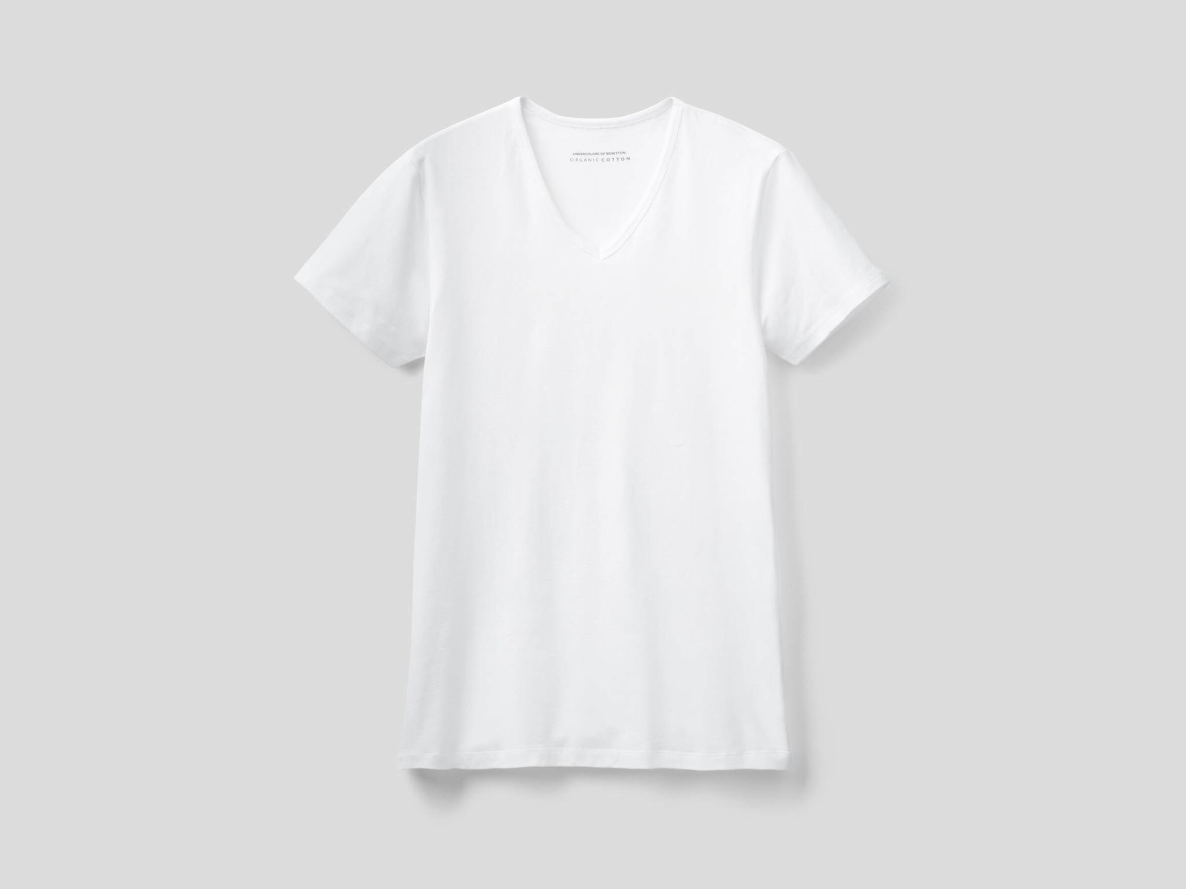 Basic t-shirt with V-neck image number null