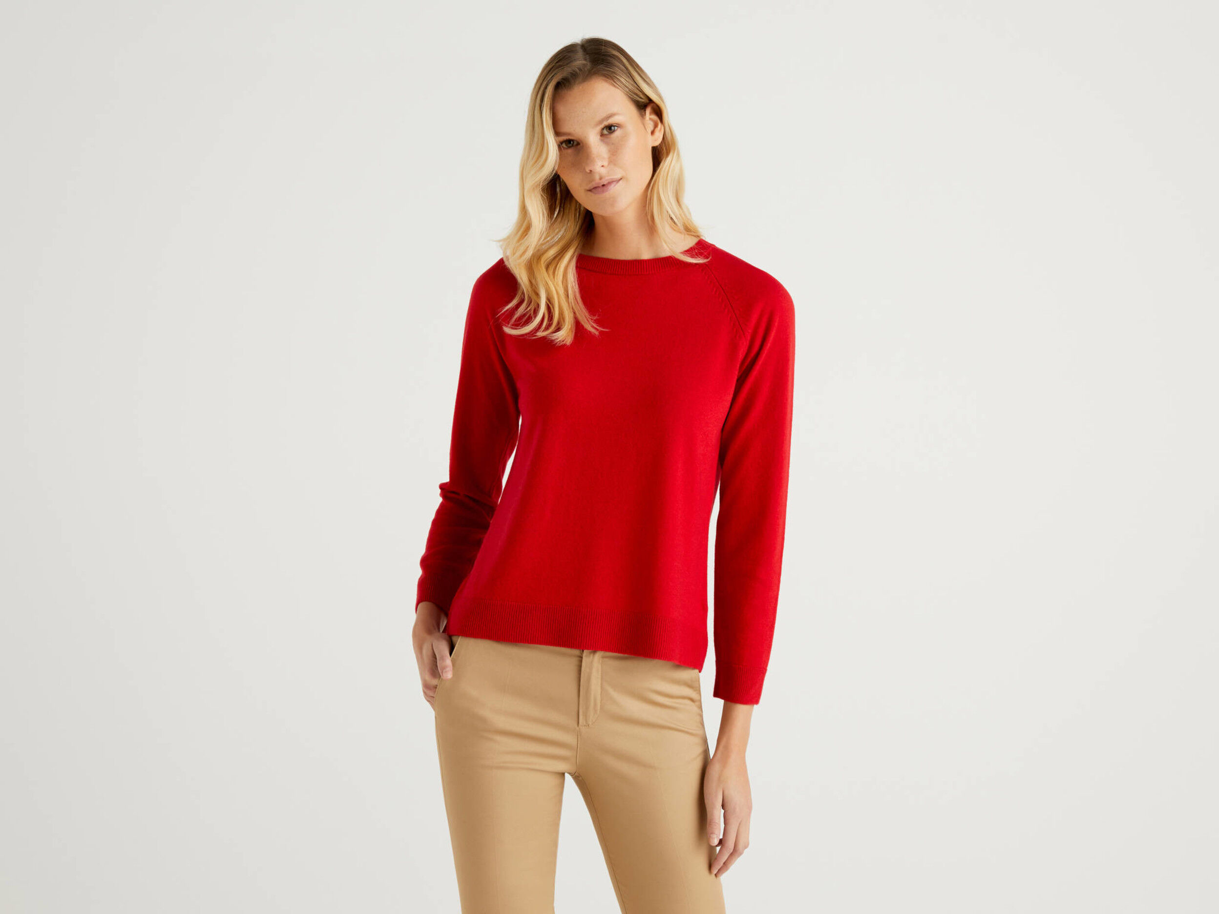 Red crew neck sweater in cashmere and