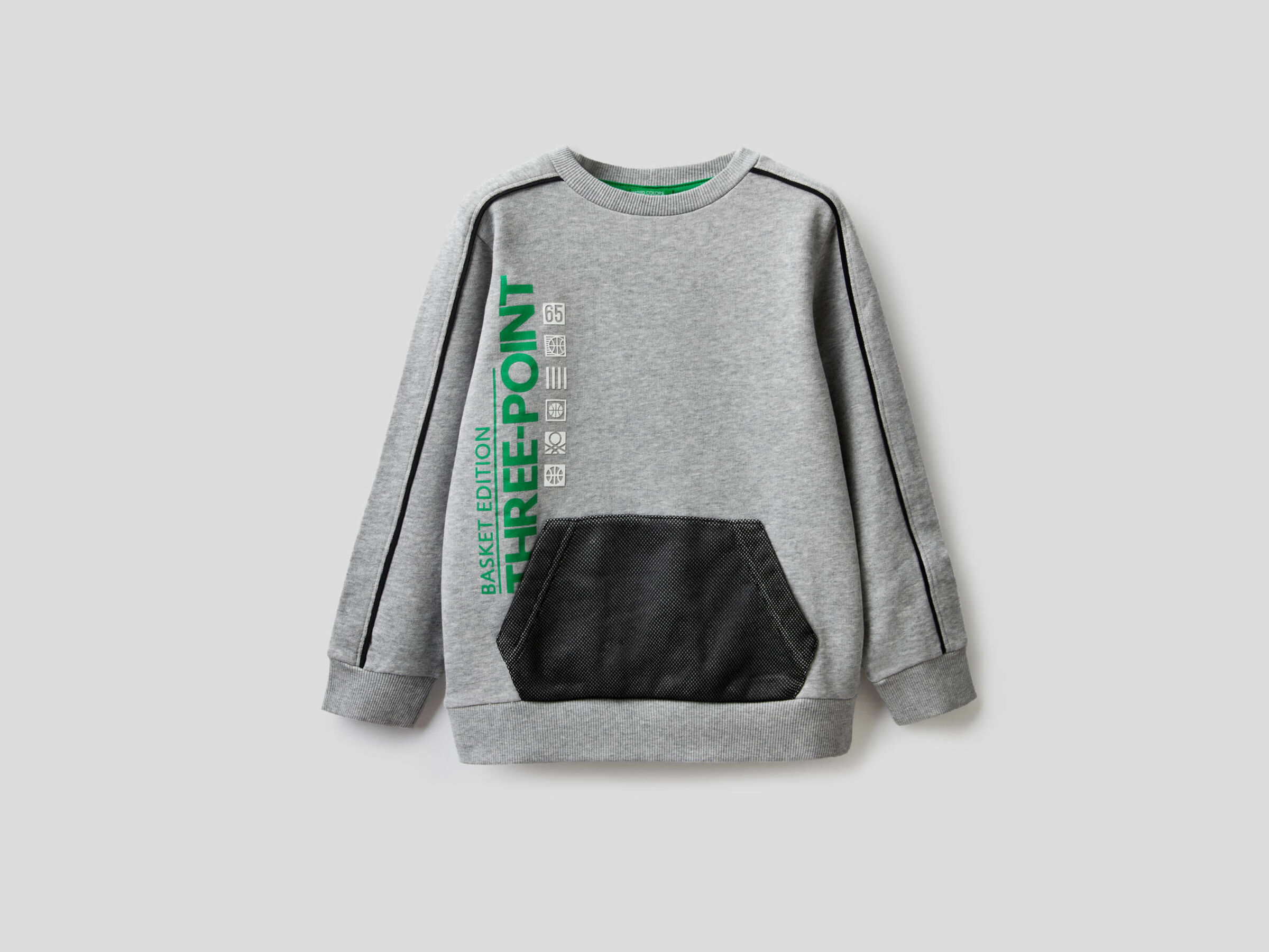 Cotton sweatshirt with front pocket. image number null