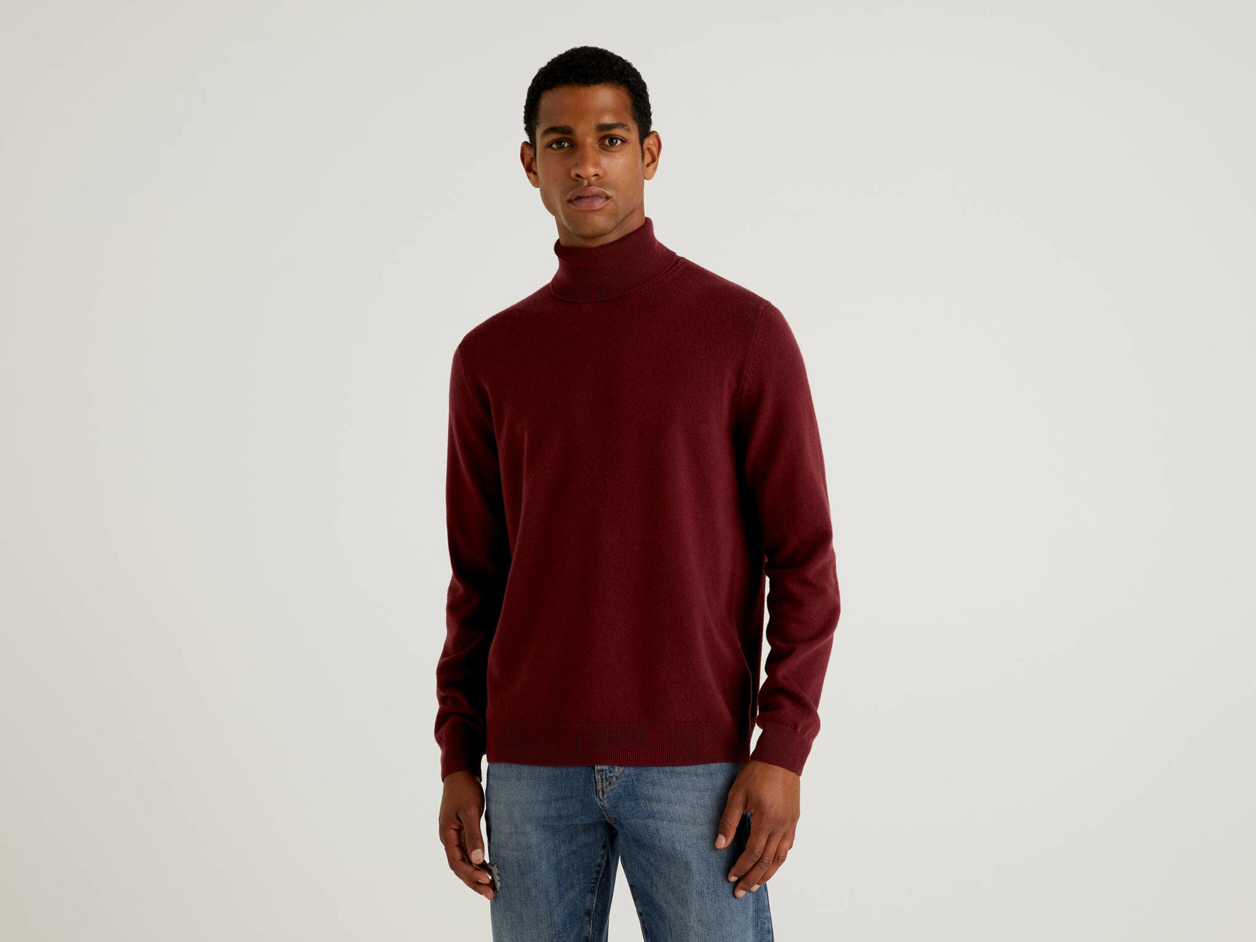 Burgundy turtleneck sweater in pure